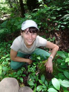 Kasia Dudek is happy at finding eggs of Desmognathus aeneus